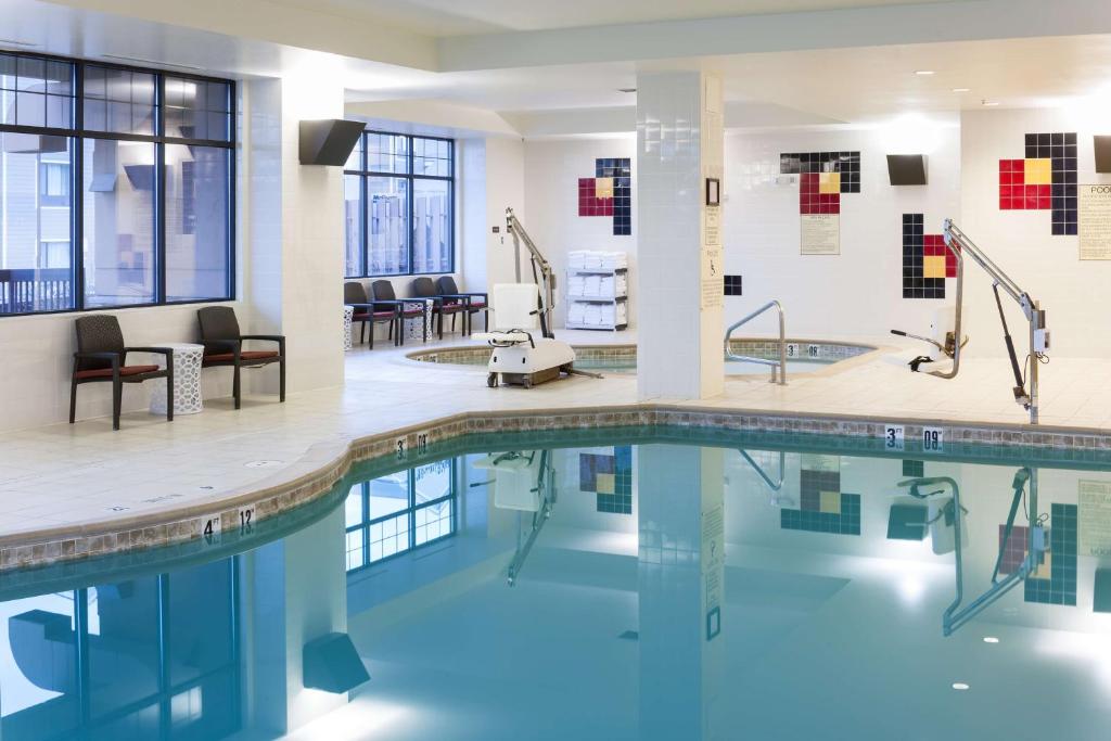 Bazén v ubytování Embassy Suites Anchorage nebo v jeho okolí