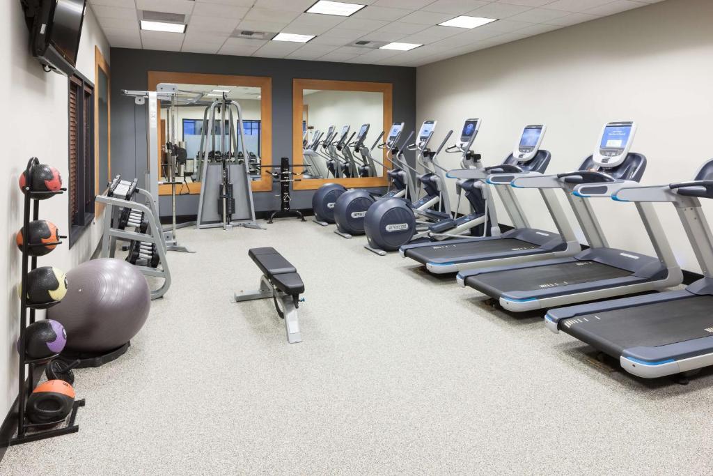 Fitness centrum a/nebo fitness zařízení v ubytování Embassy Suites Anchorage
