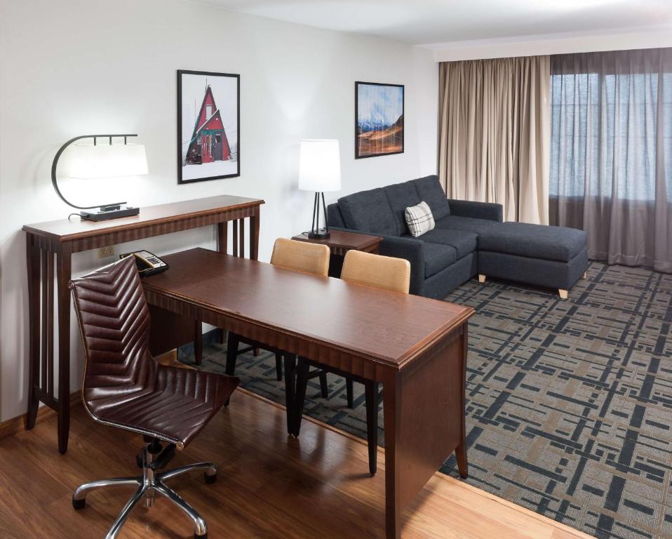 Posezení v ubytování Embassy Suites Anchorage