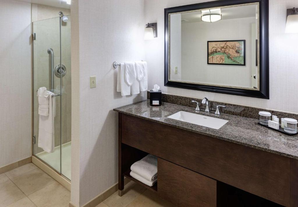 Koupelna v ubytování Embassy Suites Anchorage
