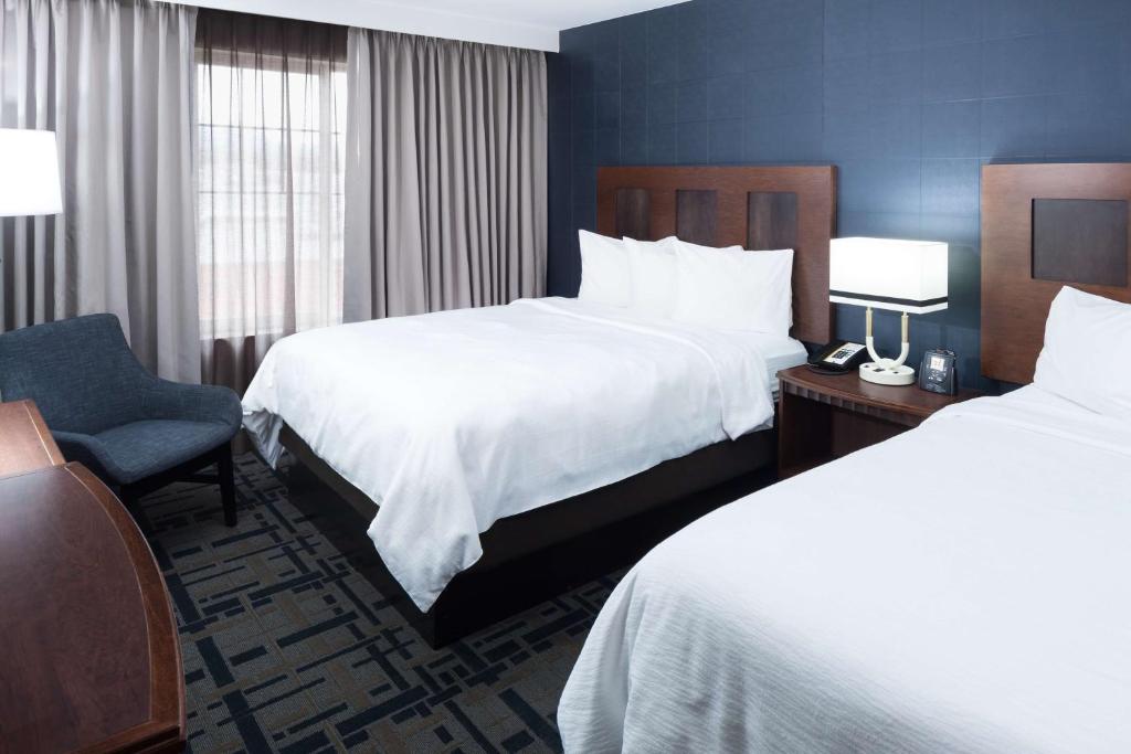 Postel nebo postele na pokoji v ubytování Embassy Suites Anchorage