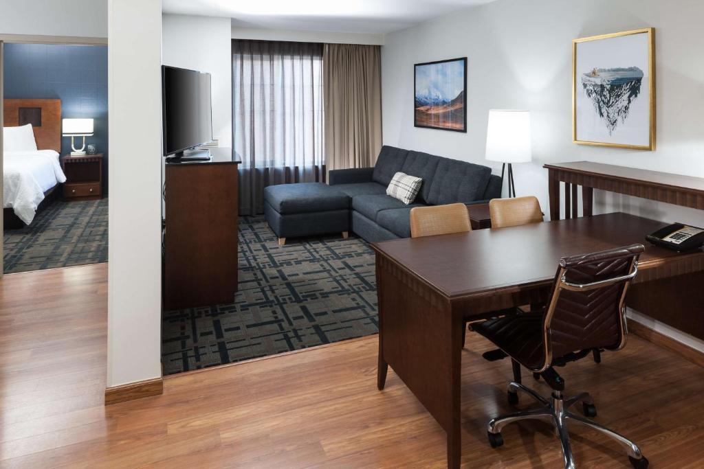 Posezení v ubytování Embassy Suites Anchorage
