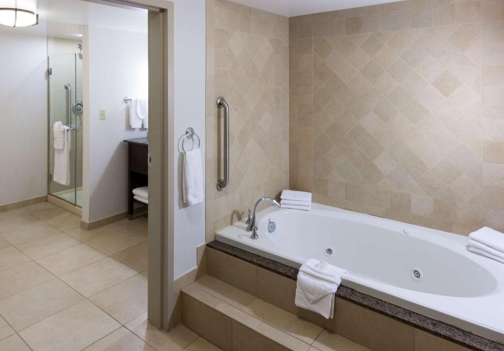 Koupelna v ubytování Embassy Suites Anchorage