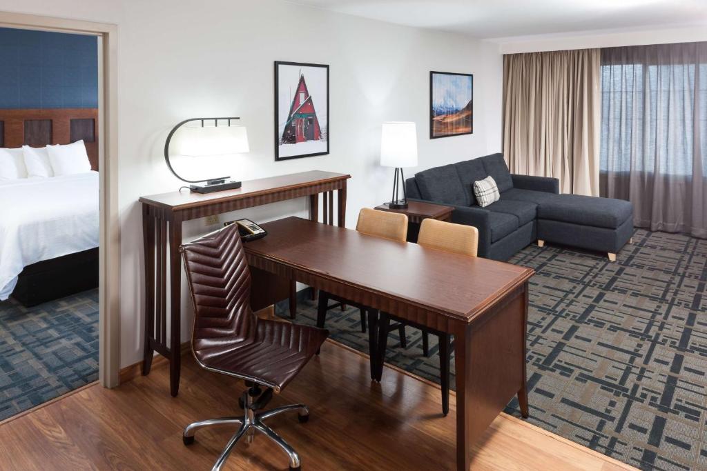 Postel nebo postele na pokoji v ubytování Embassy Suites Anchorage