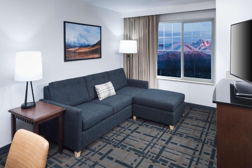 TV a/nebo společenská místnost v ubytování Embassy Suites Anchorage