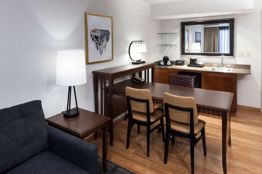 Posezení v ubytování Embassy Suites Anchorage