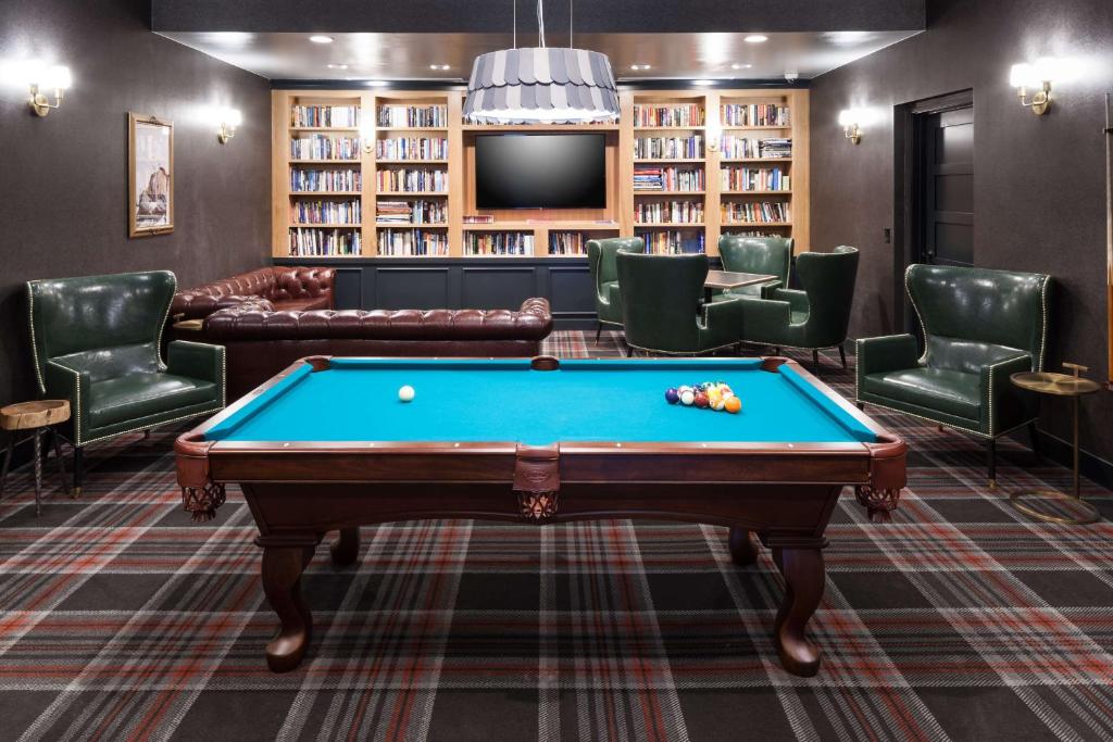 Biliár nebo kulečník v ubytování Embassy Suites Anchorage