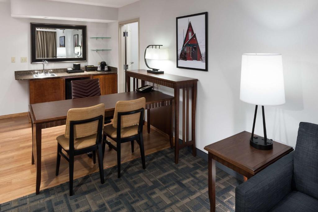 Kuchyň nebo kuchyňský kout v ubytování Embassy Suites Anchorage
