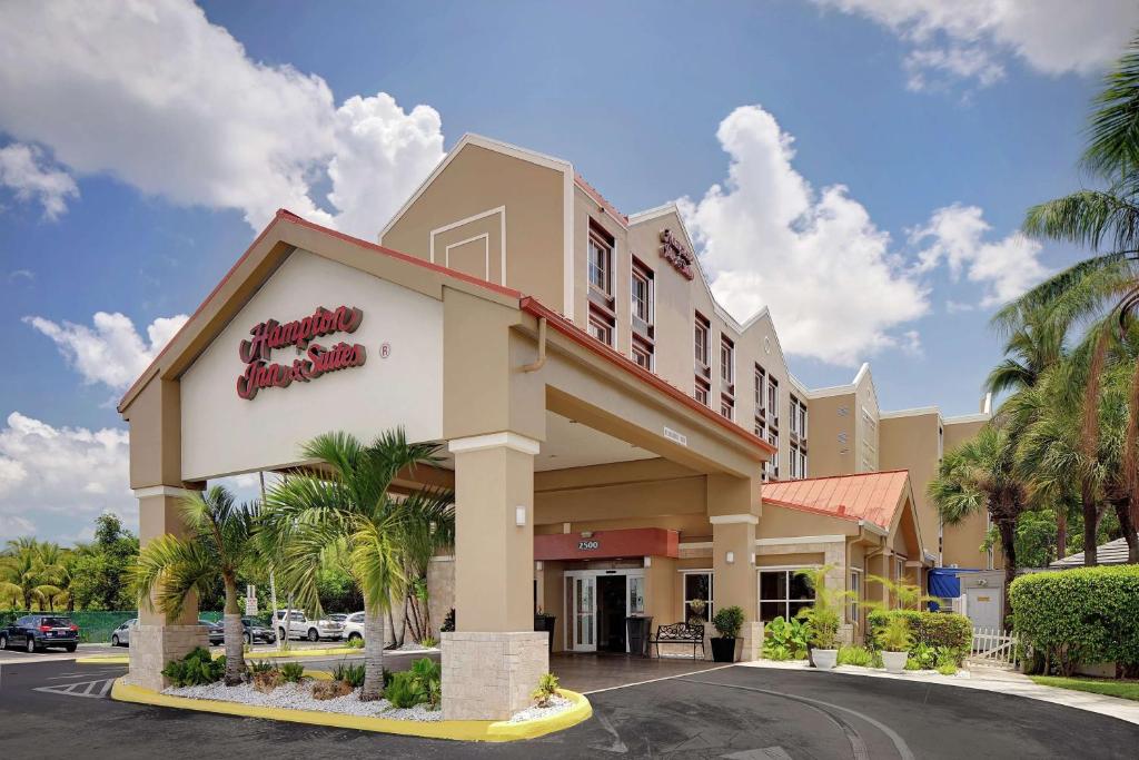 a front view of a hotel at Hampton Inn & Suites Fort Lauderdale Airport in Hollywood