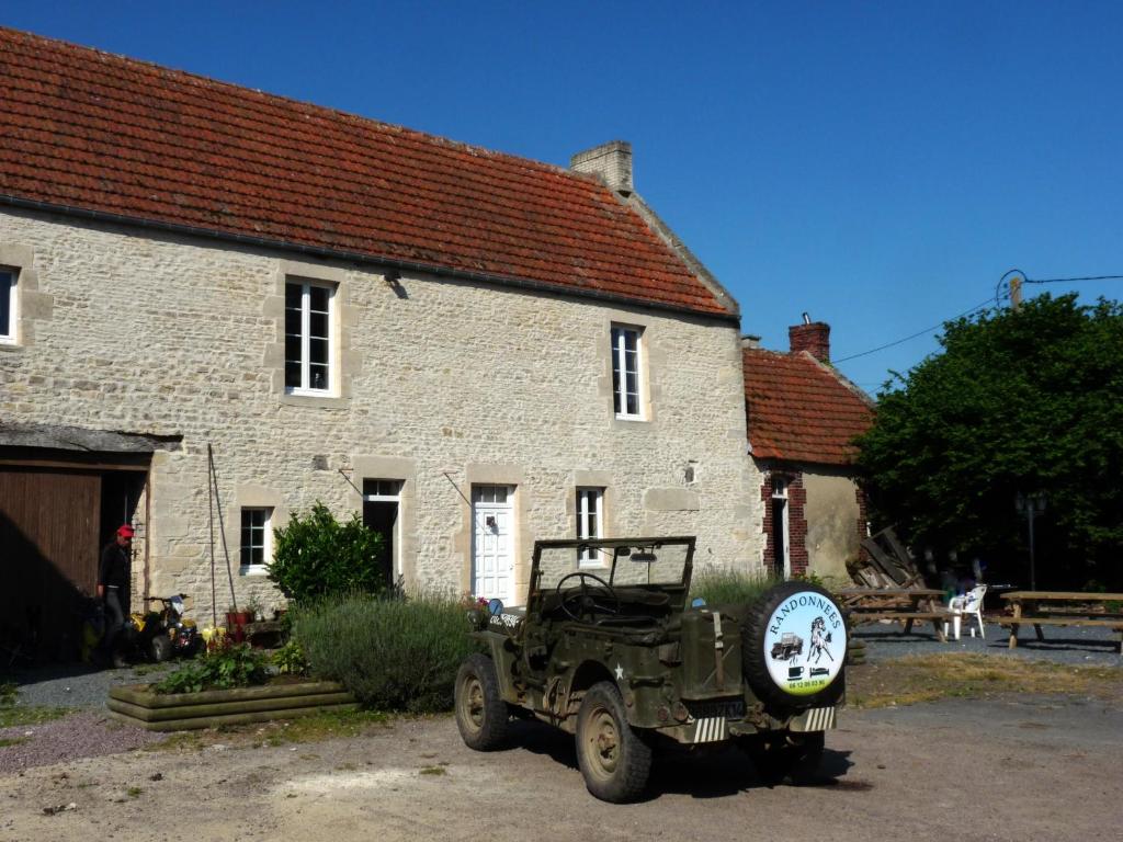 a jeep parked in front of a building at La Ferme de la Petite Noé in Tracy-sur-Mer