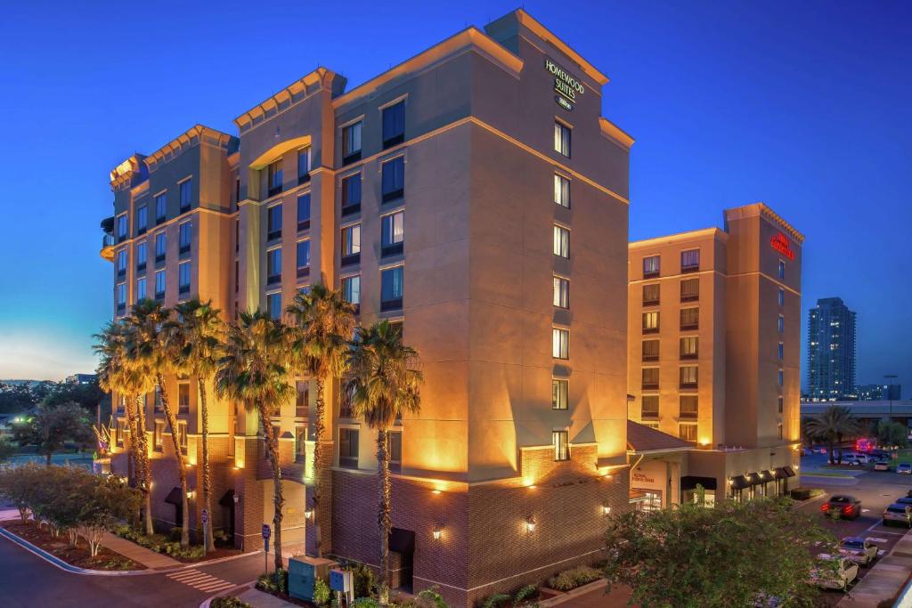 um hotel com palmeiras em frente a um edifício em Hilton Garden Inn Jacksonville Downtown Southbank em Jacksonville