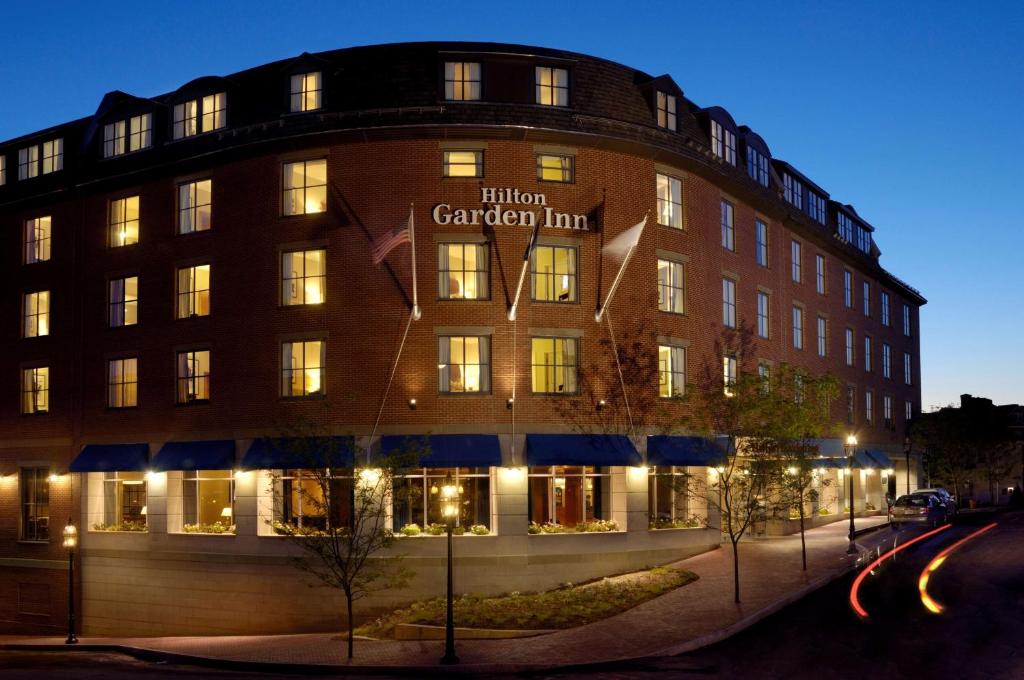 a building with the hotel garden inn at night at Hilton Garden Inn Portsmouth Downtown in Portsmouth