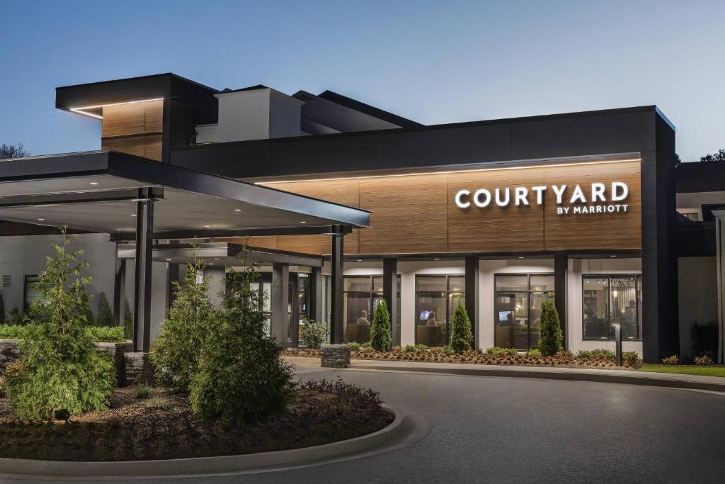 a building with a court yard in front of it at Courtyard by Marriott Perimeter Center in Atlanta