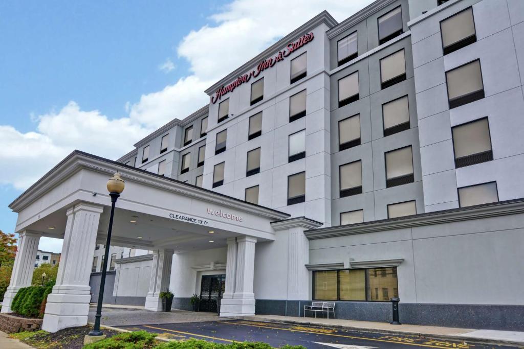 a rendering of the front of a hotel at Hampton Inn & Suites Newark-Harrison-Riverwalk in Newark