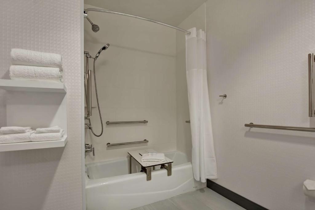 Hampton Inn & Suites Newark-Harrison-Riverwalk - 
