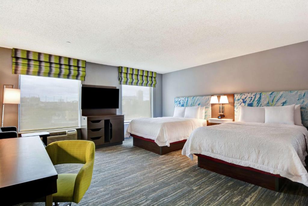Hampton Inn & Suites Newark-Harrison-Riverwalk - 
