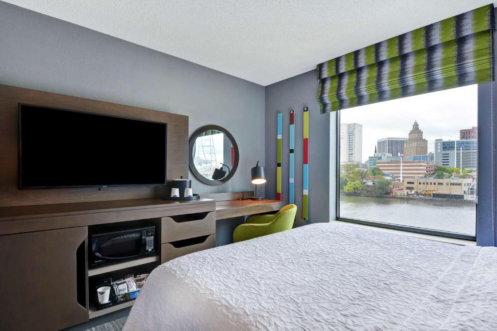 Hampton Inn & Suites Newark-Harrison-Riverwalk - 
