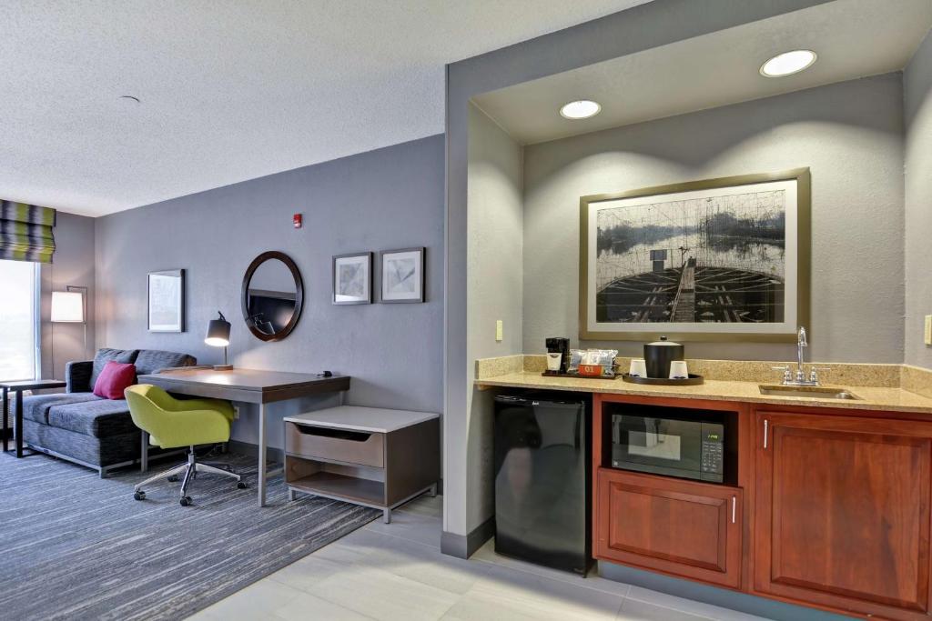 Hampton Inn & Suites Newark-Harrison-Riverwalk - 