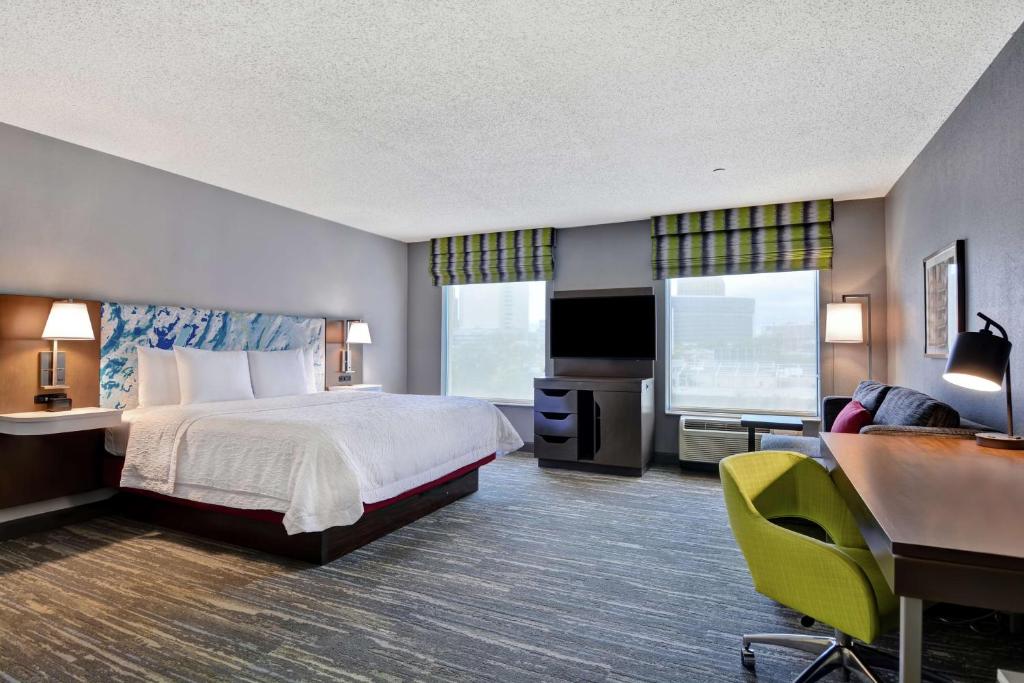Hampton Inn & Suites Newark-Harrison-Riverwalk - 