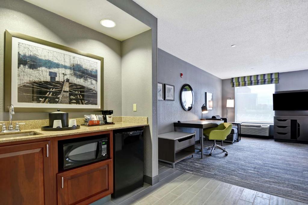 Hampton Inn & Suites Newark-Harrison-Riverwalk - 