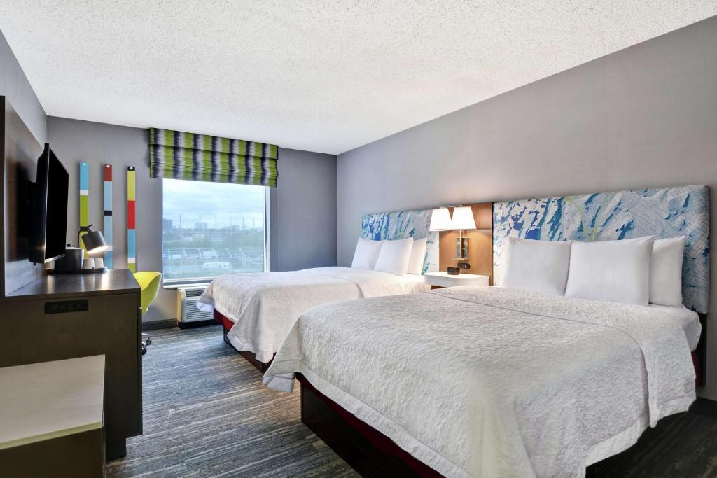 Hampton Inn & Suites Newark-Harrison-Riverwalk - 