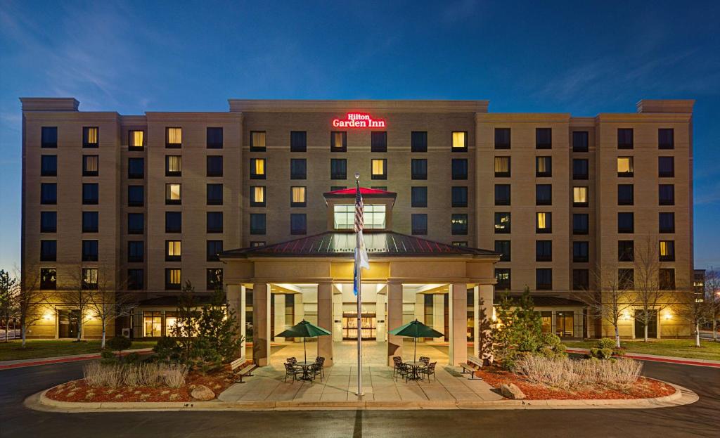 um edifício de hotel com um gazebo em frente em Hilton Garden Inn Denver Tech Center em Denver