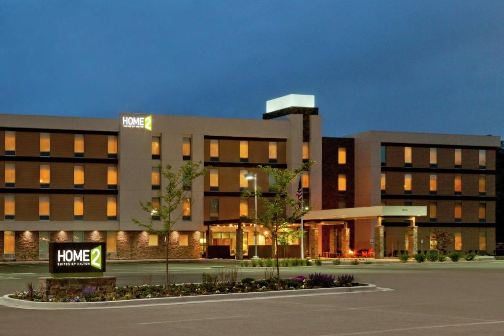 budynek hotelowy z znakiem przed nim w obiekcie Home2 Suites by Hilton Salt Lake City / South Jordan w mieście South Jordan