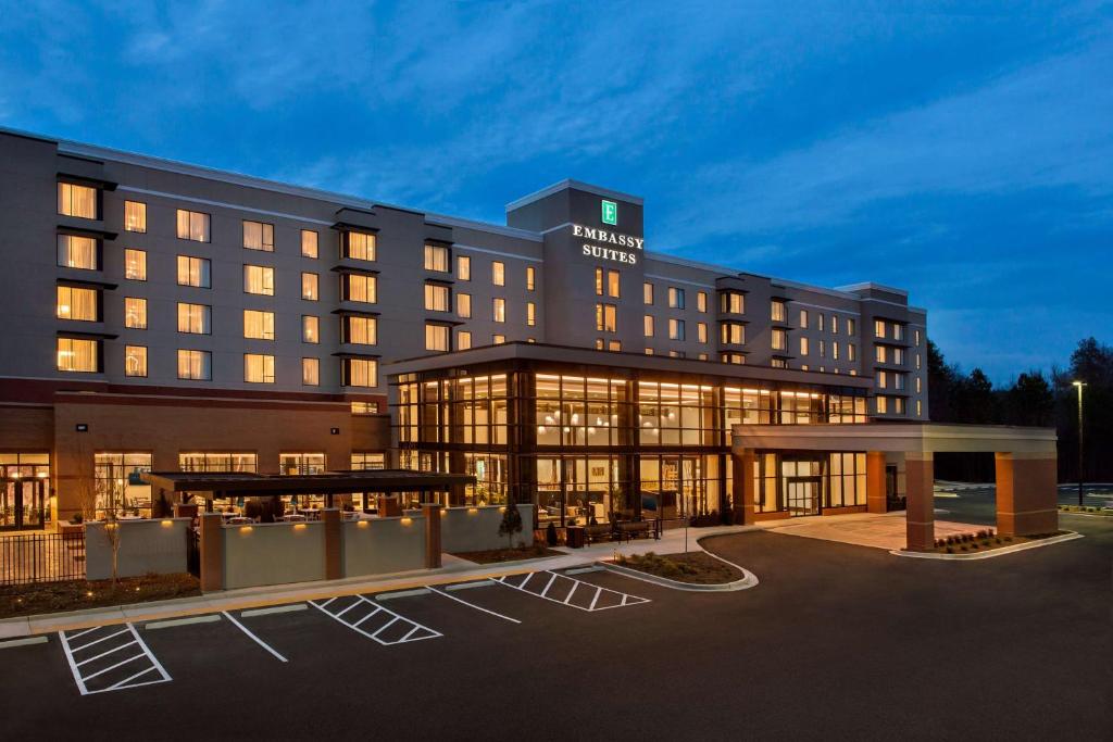ダルースにあるEmbassy Suites by Hilton Atlanta NE Gwinnett Sugarloafのホテルの正面に駐車場があります。