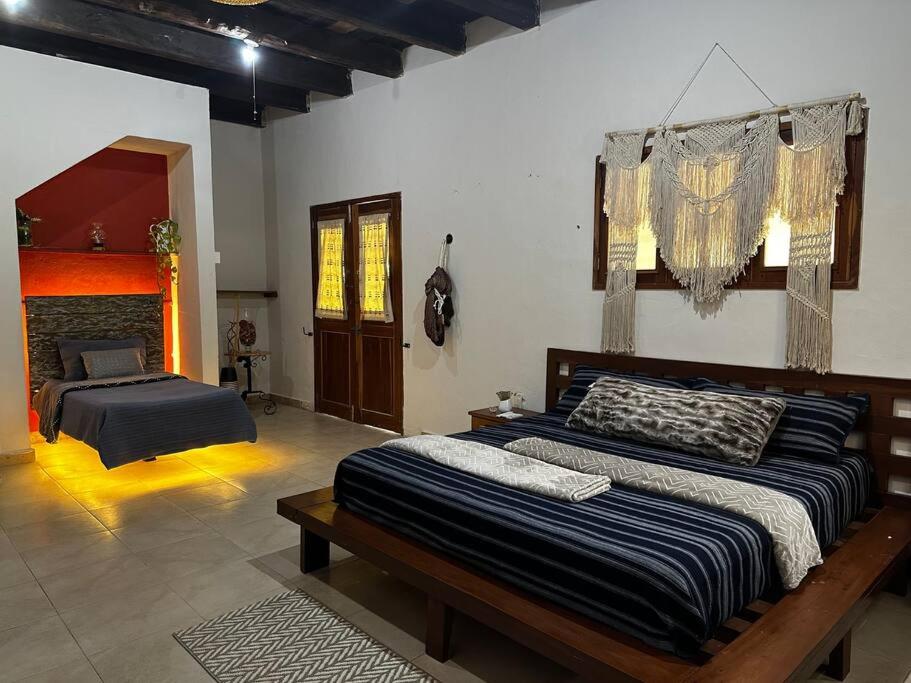 um quarto com duas camas num quarto em Villa Pedacito de Cielo em Leona Vicario