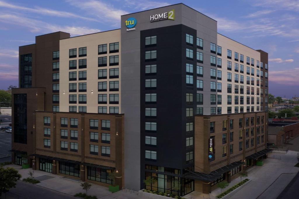 Home2 Suites By Hilton Nashville Downtown Convention Center في ناشفيل: مبنى عليه علامة هيلتون