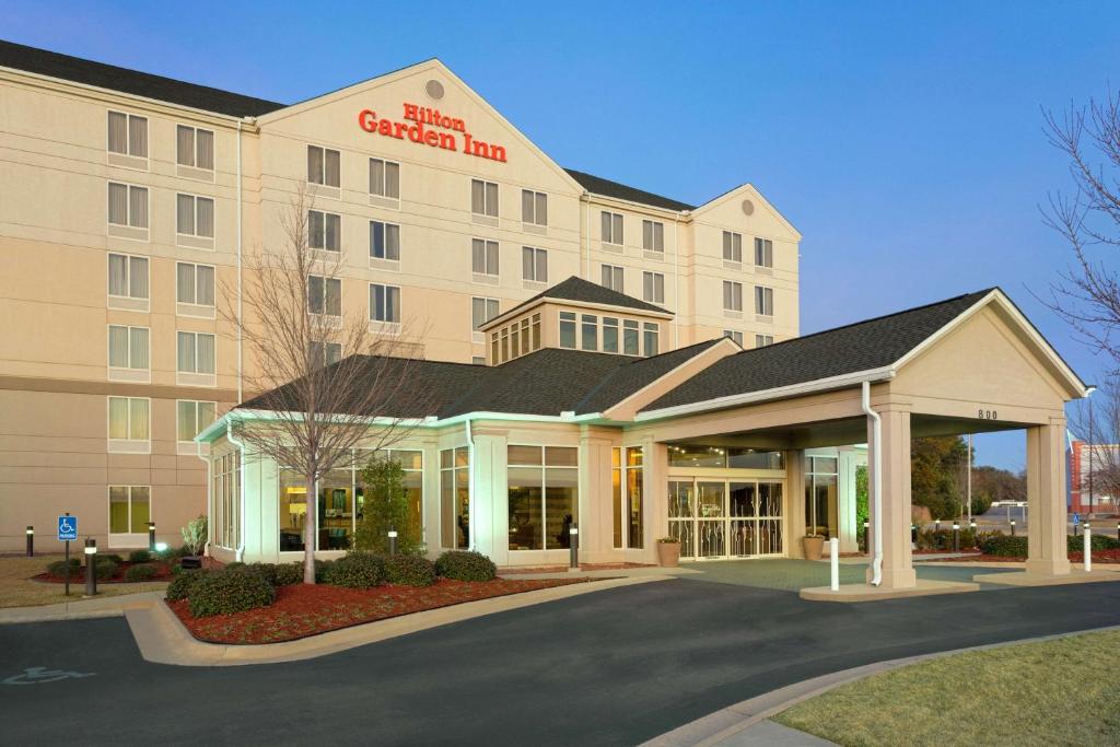 un hotel con giardino. di Hilton Garden Inn Tuscaloosa a Tuscaloosa