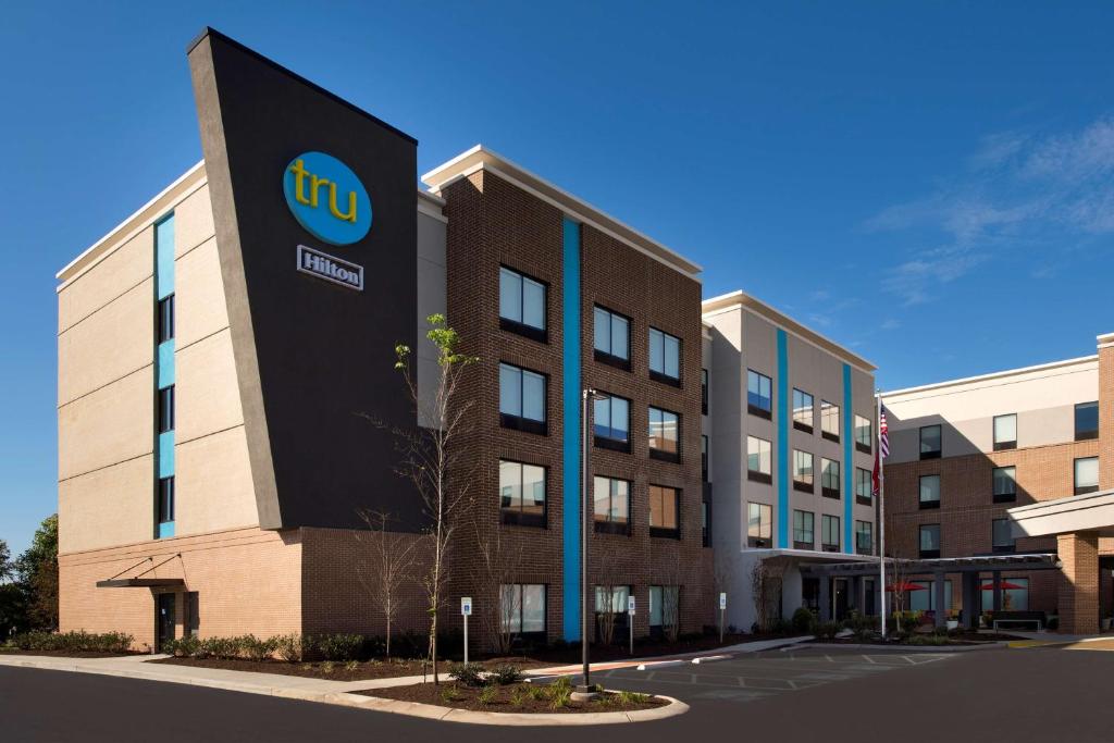 een gebouw met het intel bord erop bij Tru By Hilton Murfreesboro, Tn in Murfreesboro