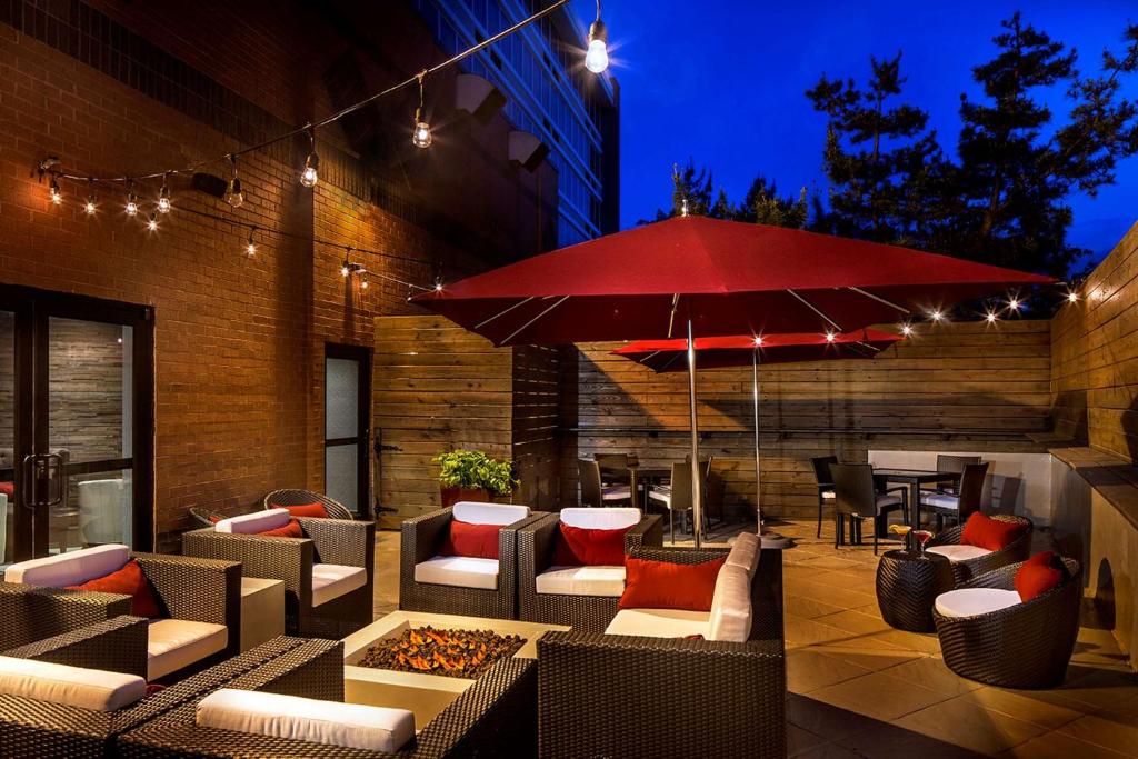 Posezení v ubytování DoubleTree by Hilton Hotel Largo Washington DC