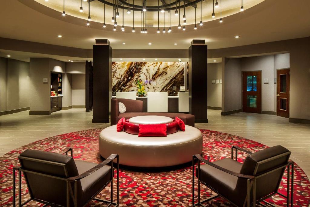 Posezení v ubytování DoubleTree by Hilton Hotel Largo Washington DC