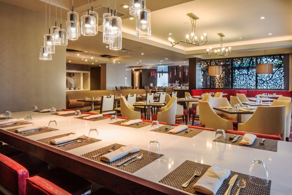 Restaurace v ubytování DoubleTree by Hilton Hotel Largo Washington DC