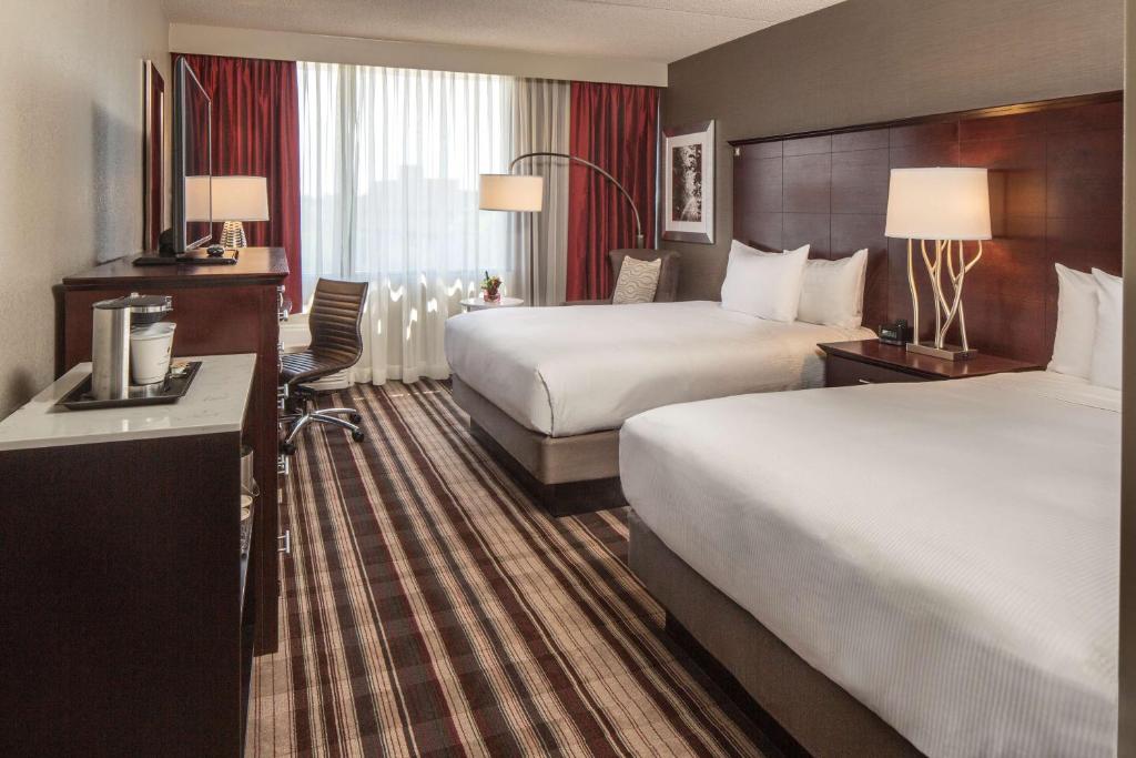 Postel nebo postele na pokoji v ubytování DoubleTree by Hilton Hotel Largo Washington DC