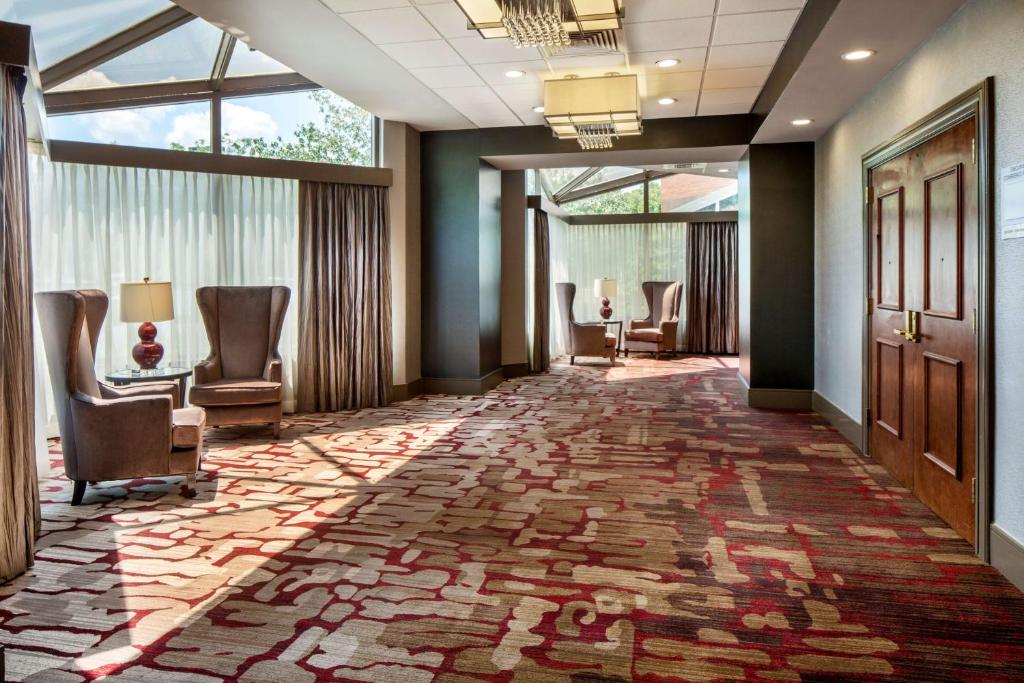 Posezení v ubytování DoubleTree by Hilton Hotel Largo Washington DC