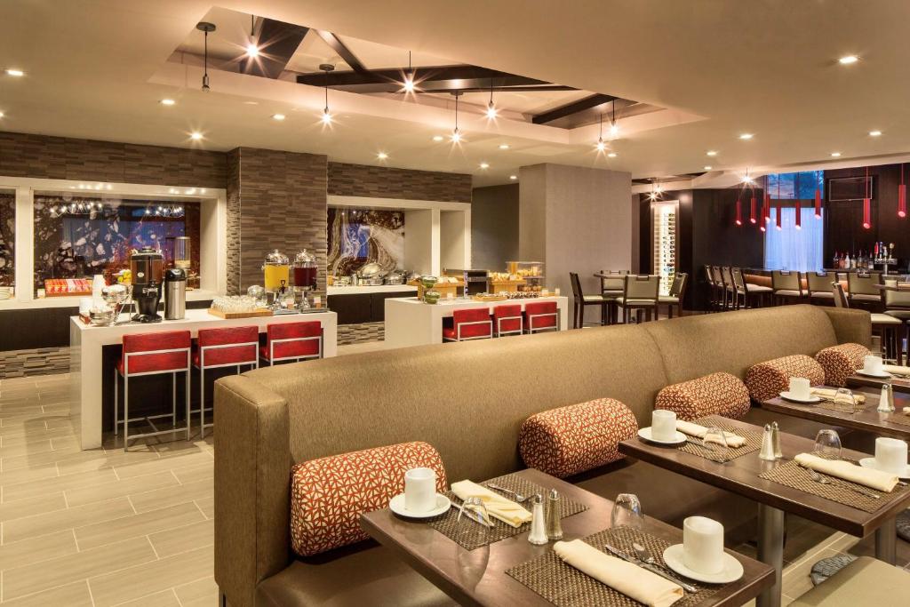Posezení v ubytování DoubleTree by Hilton Hotel Largo Washington DC