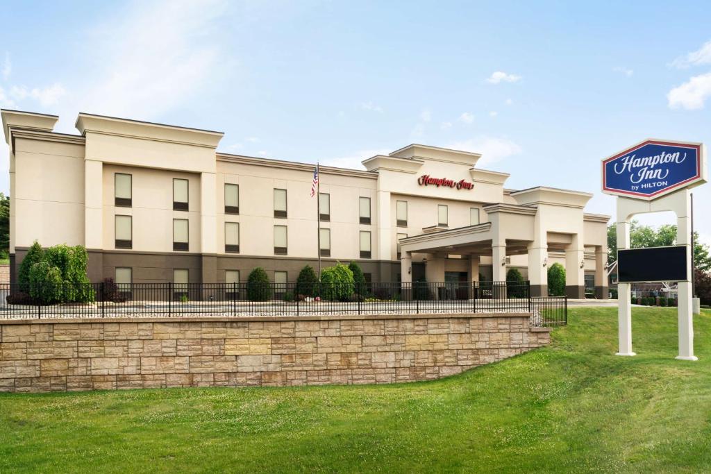 um edifício com um sinal em frente em Hampton Inn Lehighton - Jim Thorpe em Lehighton