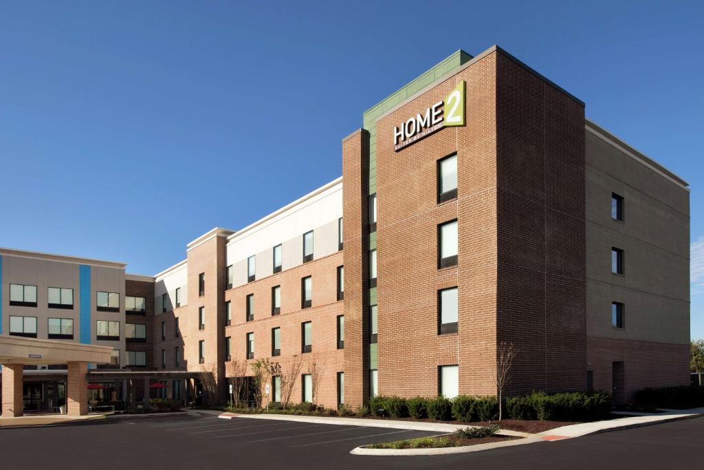 默弗里斯伯勒的住宿－Home2 Suites By Hilton Murfreesboro，一座大砖砌建筑,上面有 ⁇ 灯标志