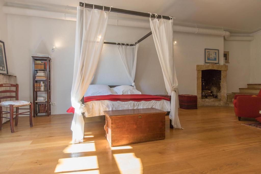 - une chambre avec un lit à baldaquin dans l'établissement Studio au Piano, à Saint-Siffret