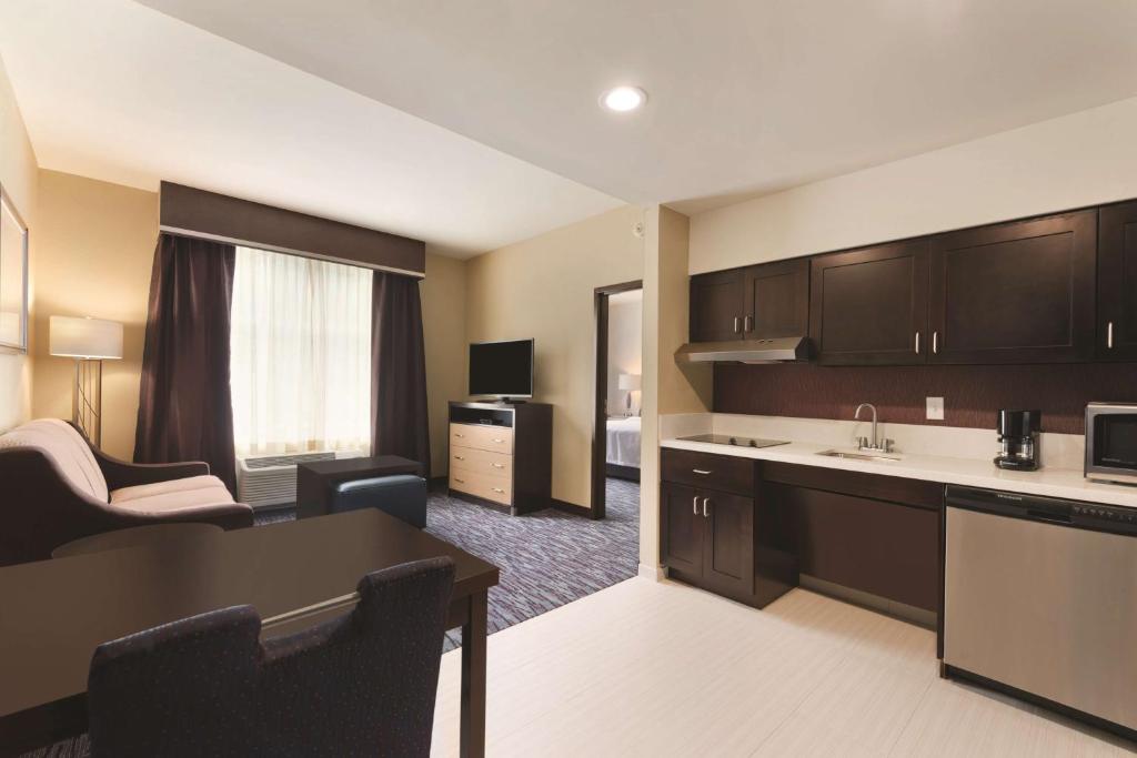 Kuchyň nebo kuchyňský kout v ubytování Homewood Suites Mobile