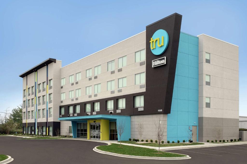 an exterior view of a hotel at Tru By Hilton Louisville East Ky in Louisville
