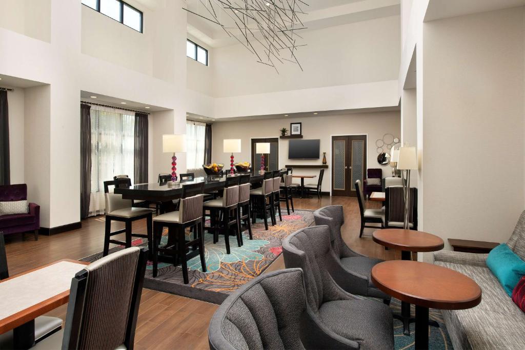 una sala da pranzo con tavoli e sedie di Hampton Inn & Suites Tupelo/Barnes Crossing a Tupelo