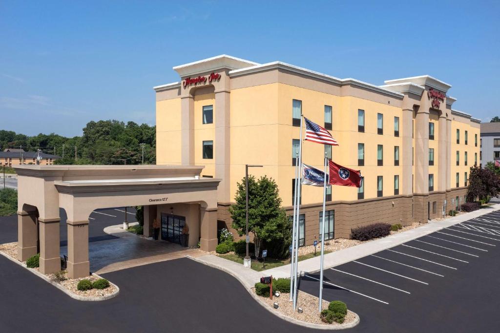 Clinton的住宿－Hampton Inn Knoxville Clinton I-75，前面有两面旗帜的建筑