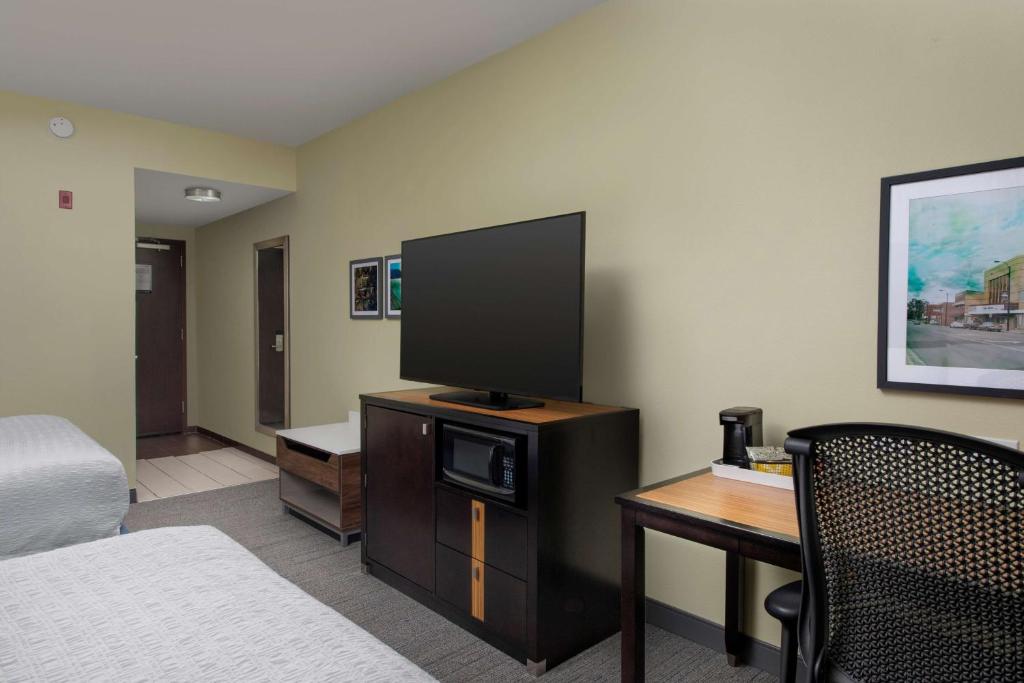 Hampton Inn Knoxville Clinton I-75 - Room With Two Queen Beds - Non-Smoking