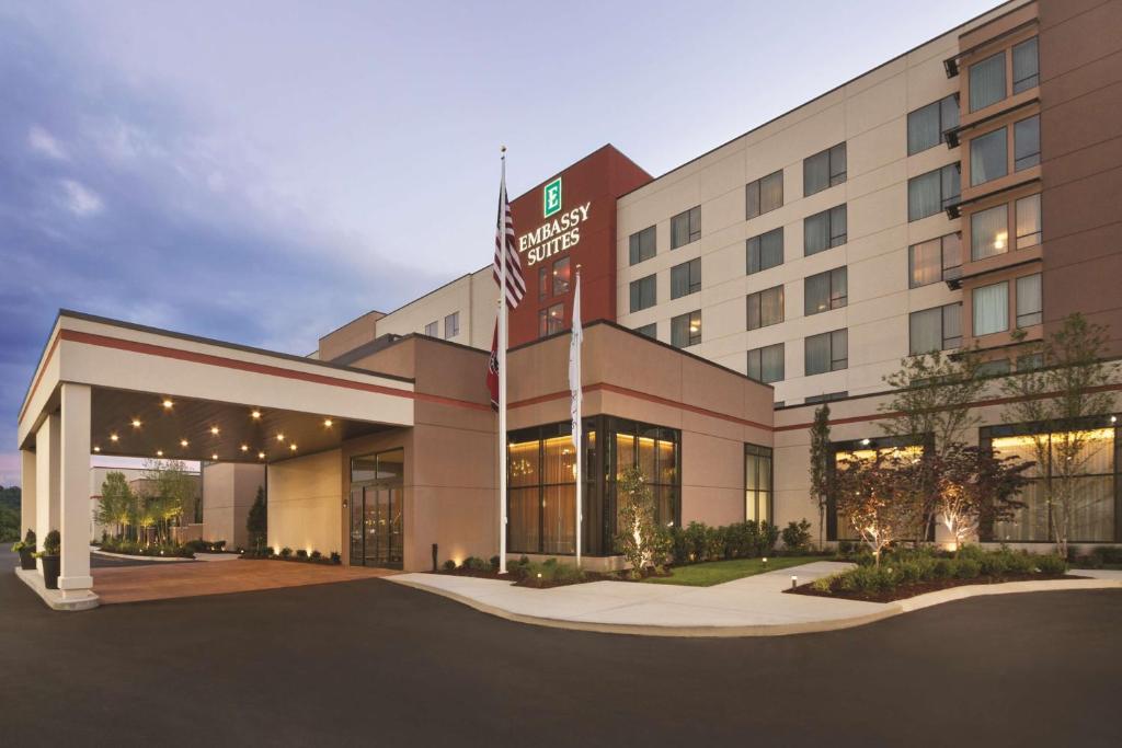 uma representação da frente de um hotel em Embassy Suites by Hilton Knoxville West em Knoxville