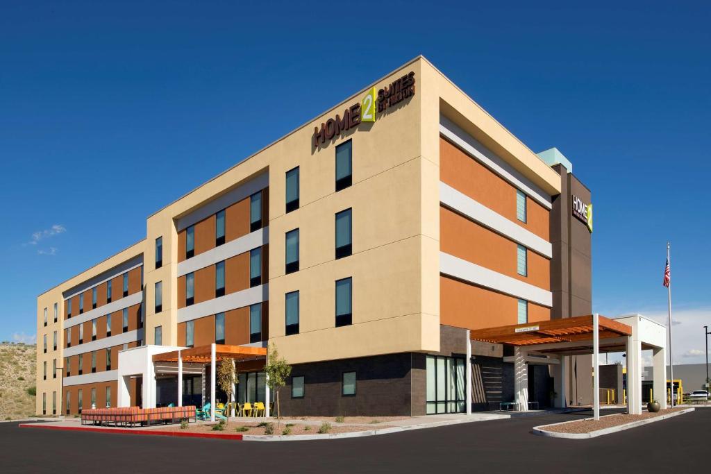 un gran edificio con un cartel encima en Home2 Suites By Hilton Las Cruces, en Las Cruces