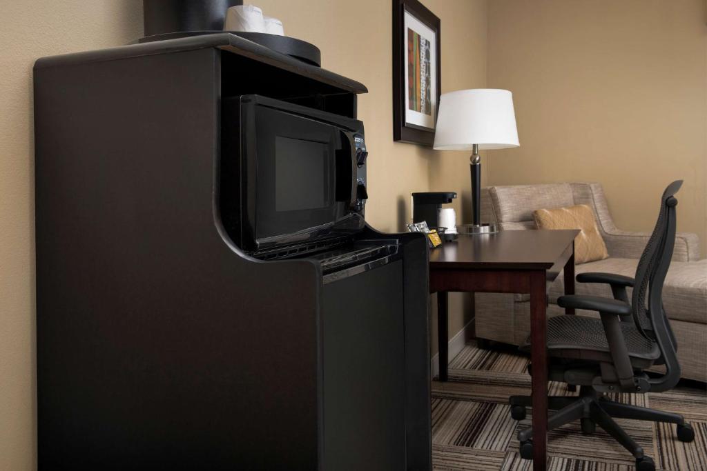 Hampton Inn Knoxville-East - King Room With Sofa Bed And Study - Non-Smoking