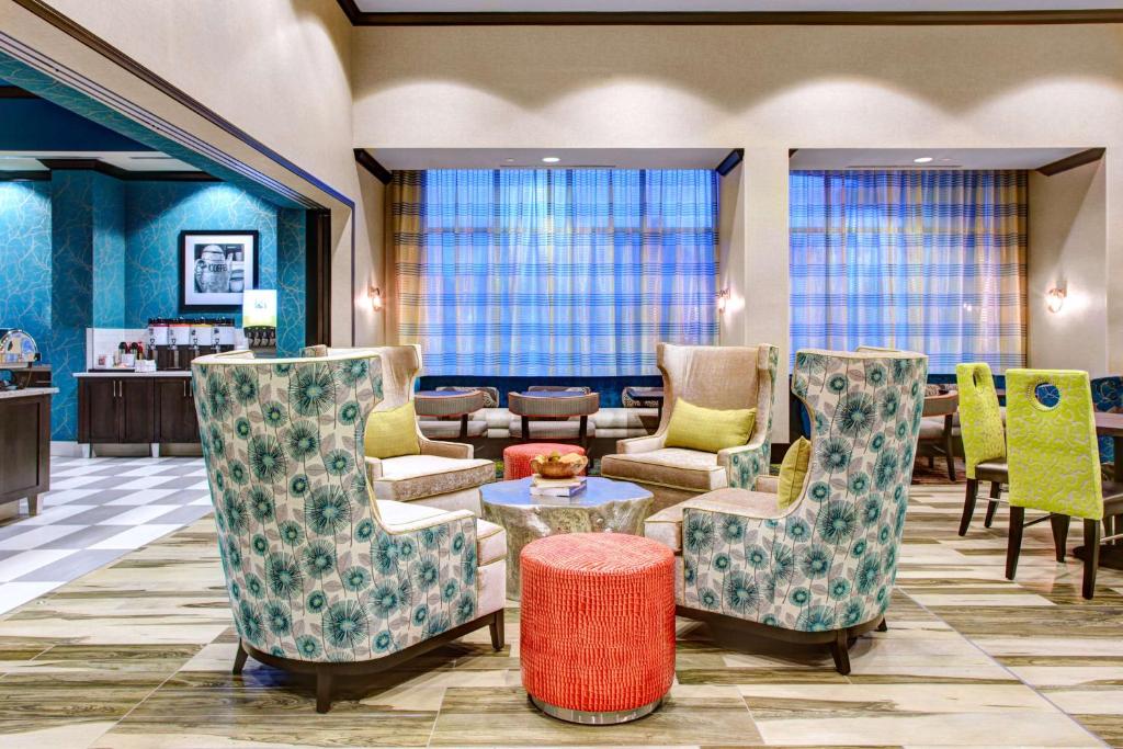 a lobby with chairs and a waiting room at Hampton Inn & Suites by Hilton Atlanta Perimeter Dunwoody in Atlanta